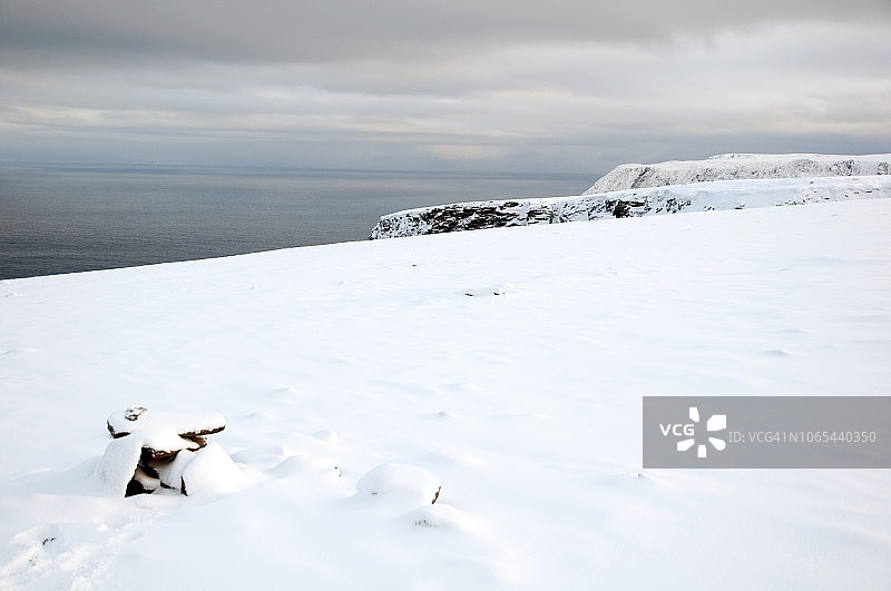 挪威北部北角的海湾和悬崖图片素材