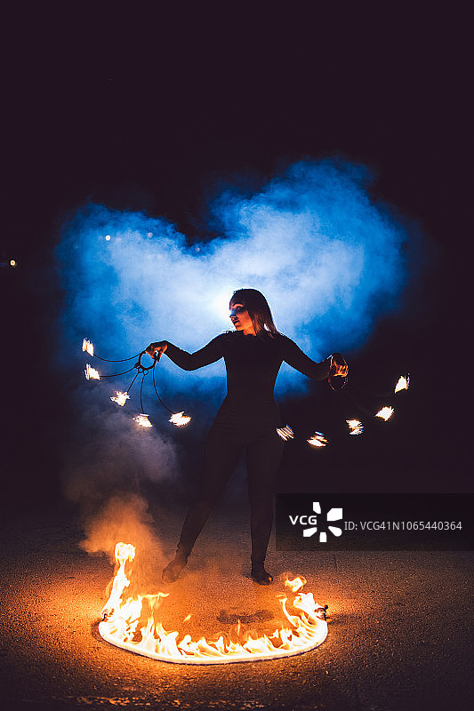 夜间玩火杂耍的人图片素材
