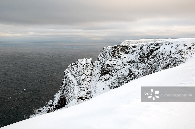 挪威北部北角的海湾和悬崖图片素材