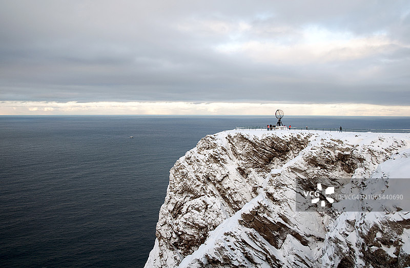 挪威北部北角的地球纪念碑和游客图片素材