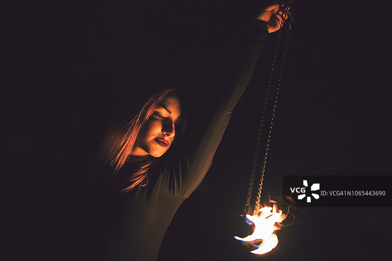 夜间玩火杂耍的人图片素材
