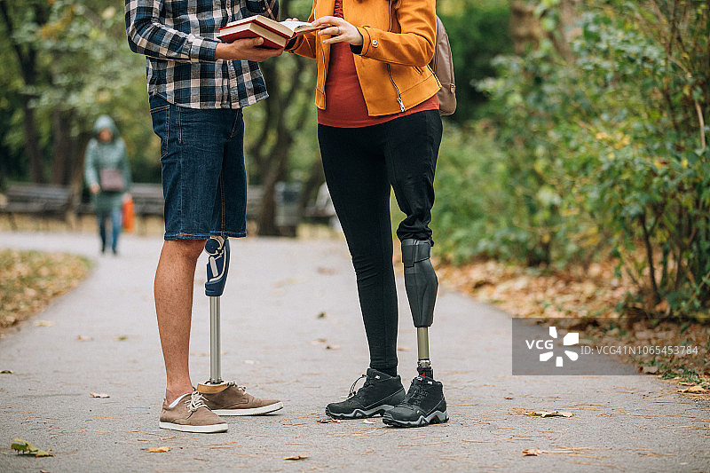 公园里的残疾人朋友图片素材