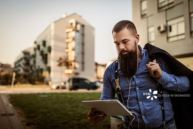 赶时髦的人图片素材