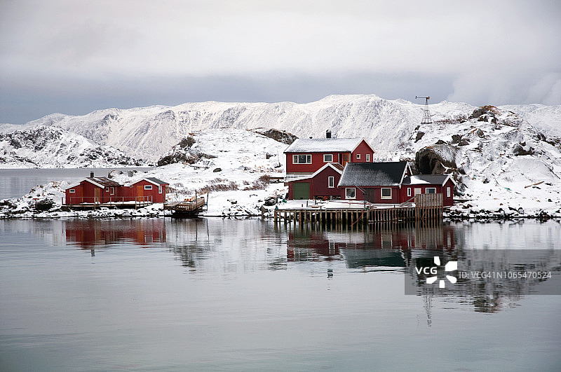挪威北部北角附近的水湾海岸图片素材