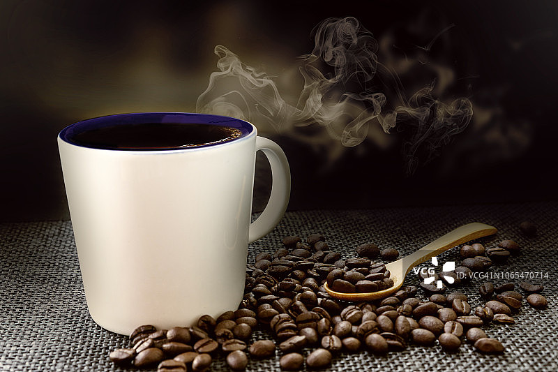 黑背景烟雾咖啡豆咖啡杯图片素材