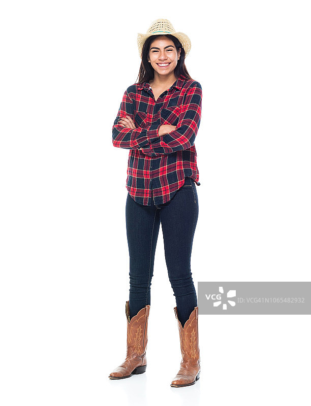 双手交叉站立的年轻漂亮的拉丁裔女性图片素材