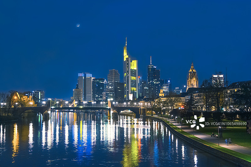 夜晚法兰克福美因河与金融区图片素材