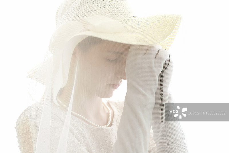 手持十字架祈祷的女人图片素材