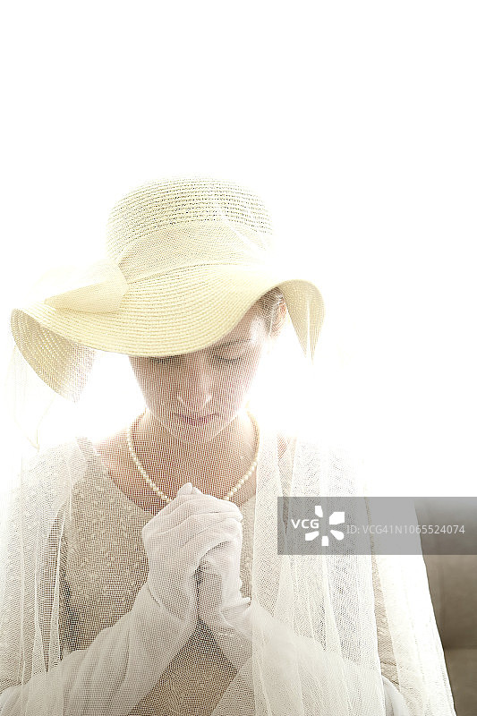戴着白色面纱祈祷的女人图片素材