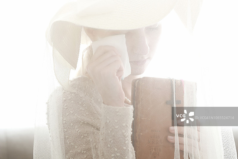 女人用手帕擦眼泪图片素材