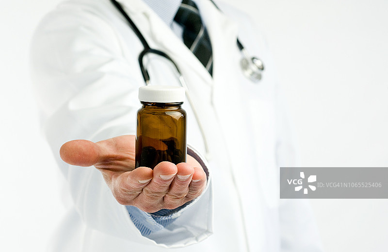 医生手持药瓶图片素材