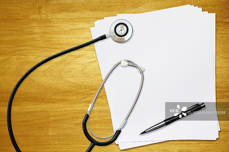 听诊器和空白纸张图片素材