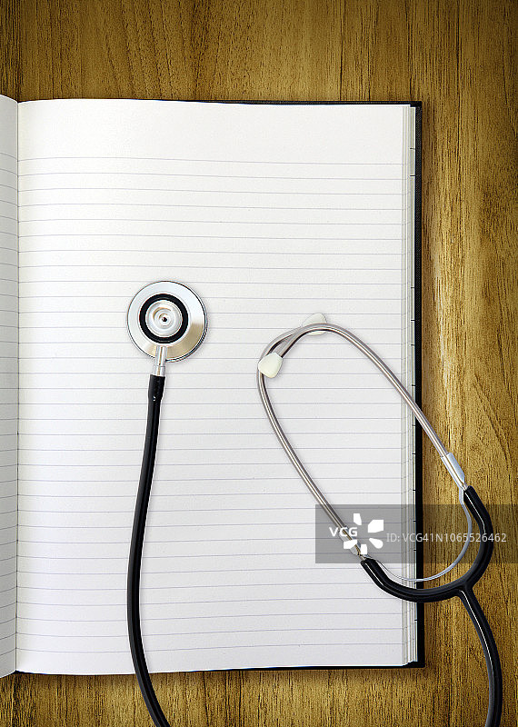 便签簿上的听诊器图片素材