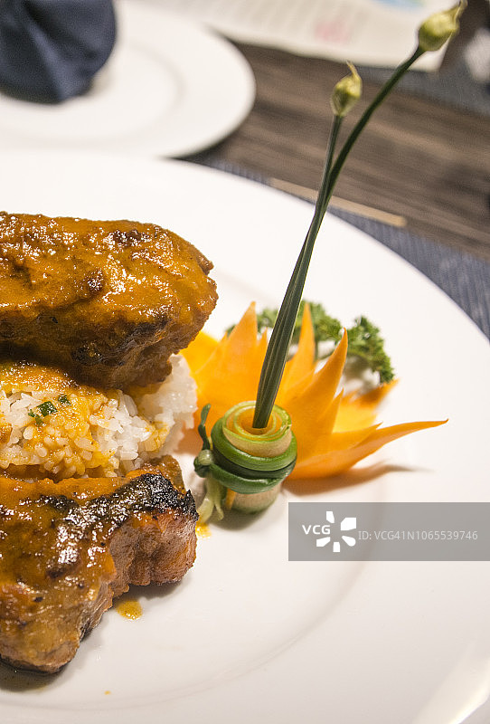 餐桌上的越南美食图片素材