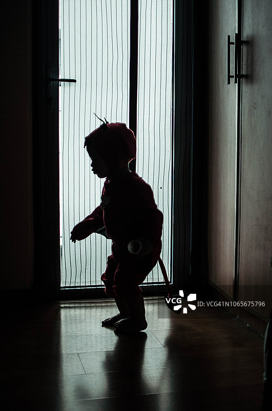 魔鬼服装男婴的剪影图片素材