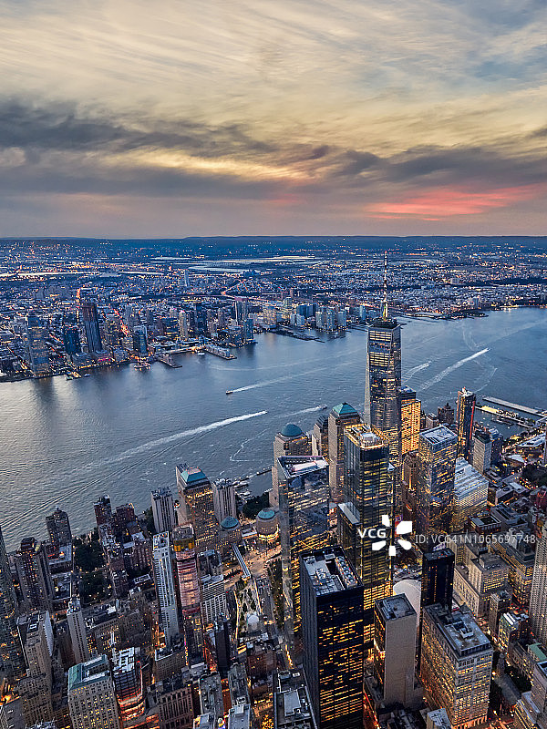 纽约市下曼哈顿鸟瞰：世界贸易中心、金融区和哈德逊河图片素材
