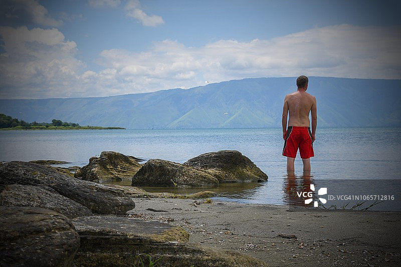 站在美丽的印度尼西亚多巴湖的男人图片素材