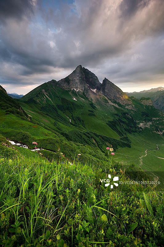 高山之光照耀下的山峰日出景色图片素材