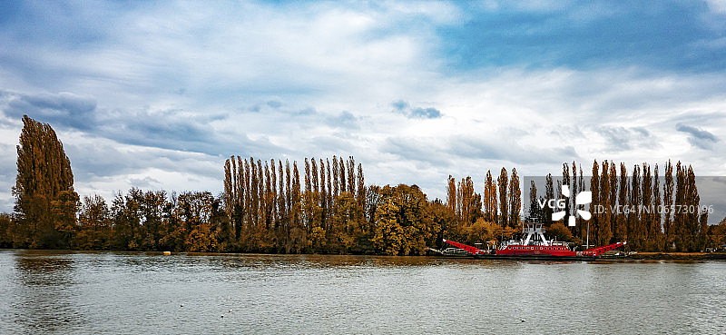 等待汽车、卡车和乘客的渡轮图片素材
