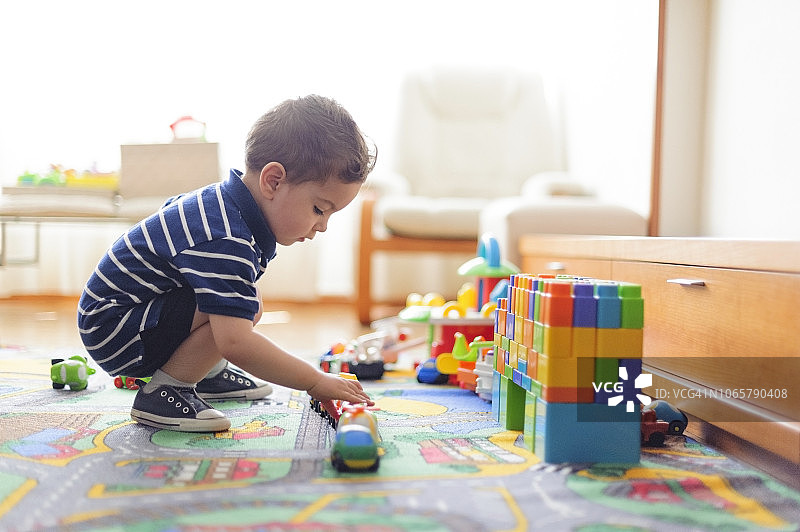 儿童在客厅玩小汽车图片素材