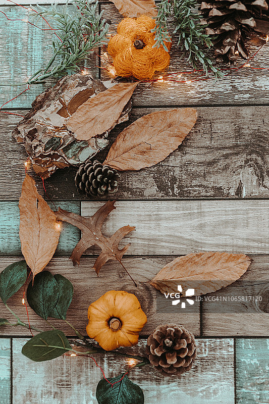 南瓜、树叶、松果的乡村木桌顶视图秋季背景图片素材