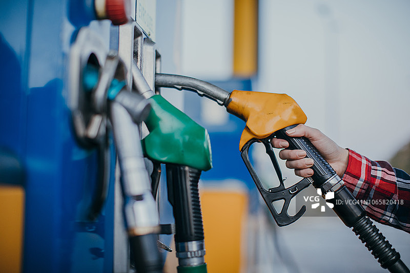 在加油站的女人图片素材