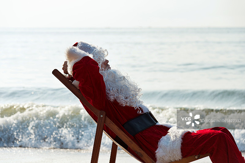 圣诞老人在沙滩躺椅上休息图片素材