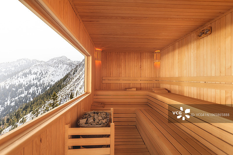 享有雪山景色的桑拿房图片素材