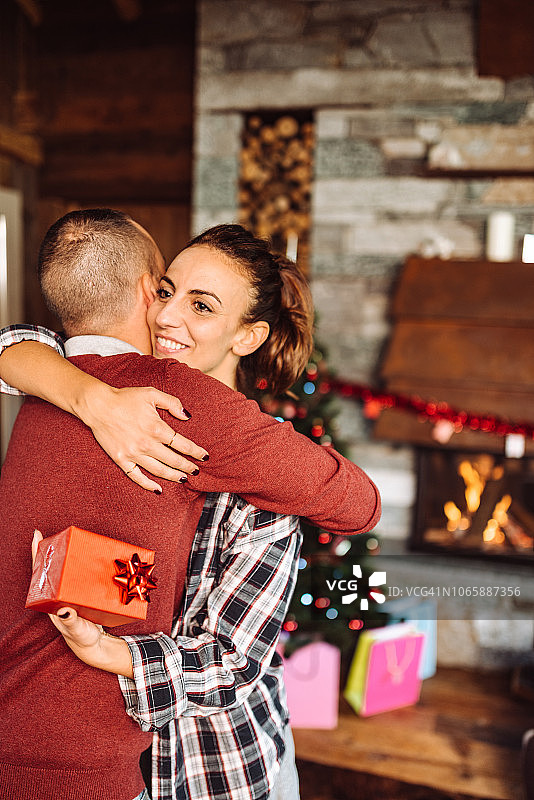 圣诞节女人收到男友的礼物图片素材