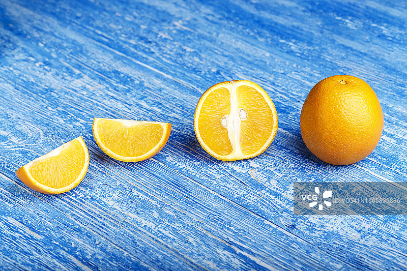 破旧木质背景上的新鲜橙子切片图片素材