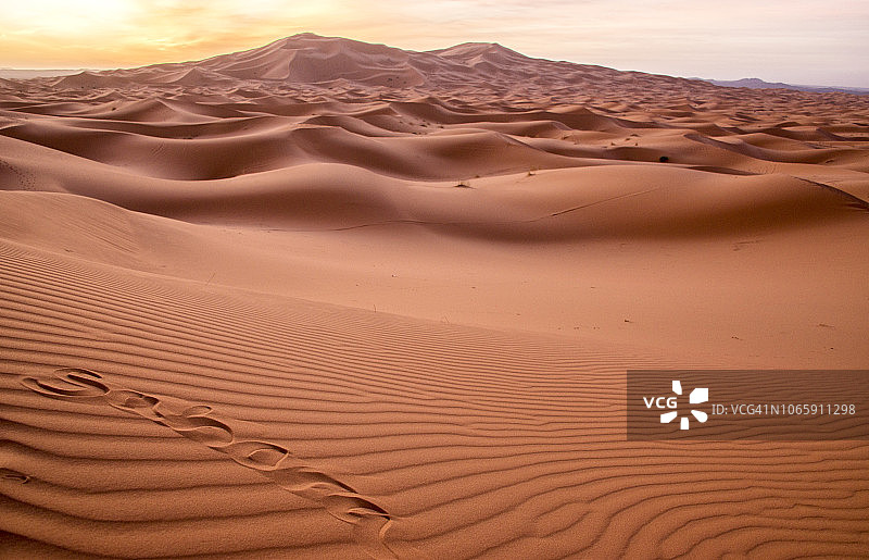 梅尔祖卡附近，切比沙丘的日出，摩洛哥，北非图片素材