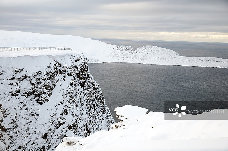 在挪威北部北角悬崖上的人图片素材