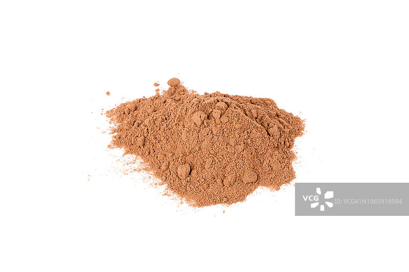 白色背景上的成堆可可粉图片素材