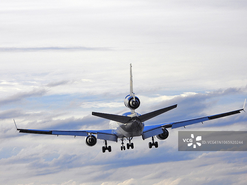 日出时分飞机着陆图片素材