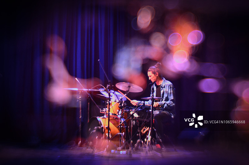 鼓手在舞台上演奏图片素材