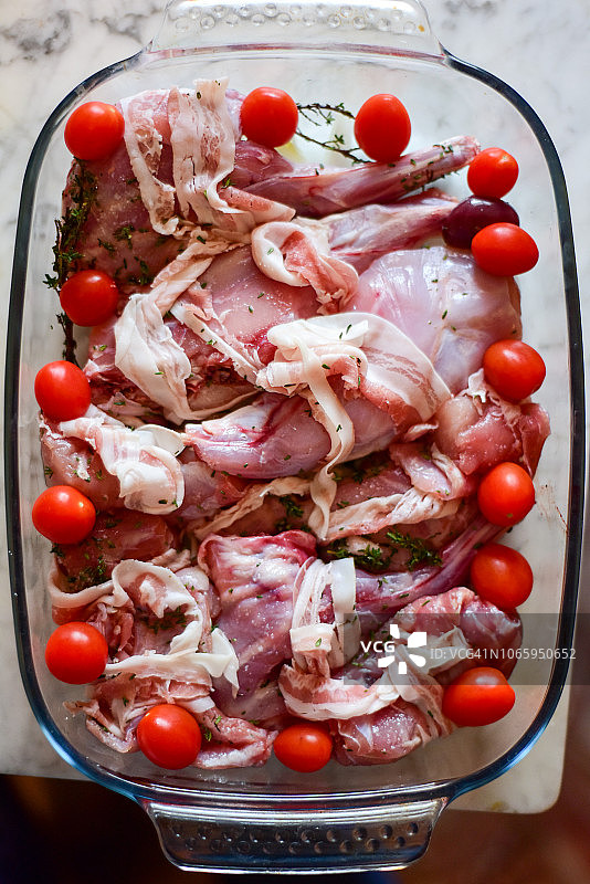 玻璃托盘里的培根卷兔肉图片素材