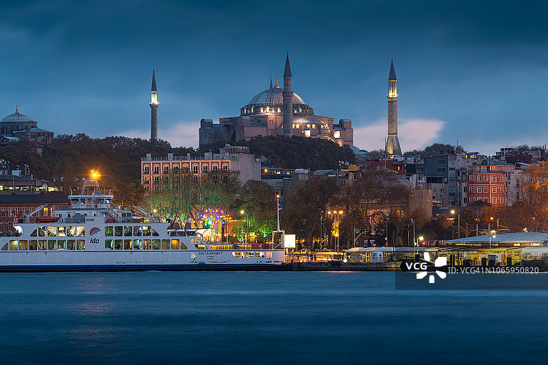 伊斯坦布尔埃米诺努港和圣索菲亚大教堂夜景图片素材