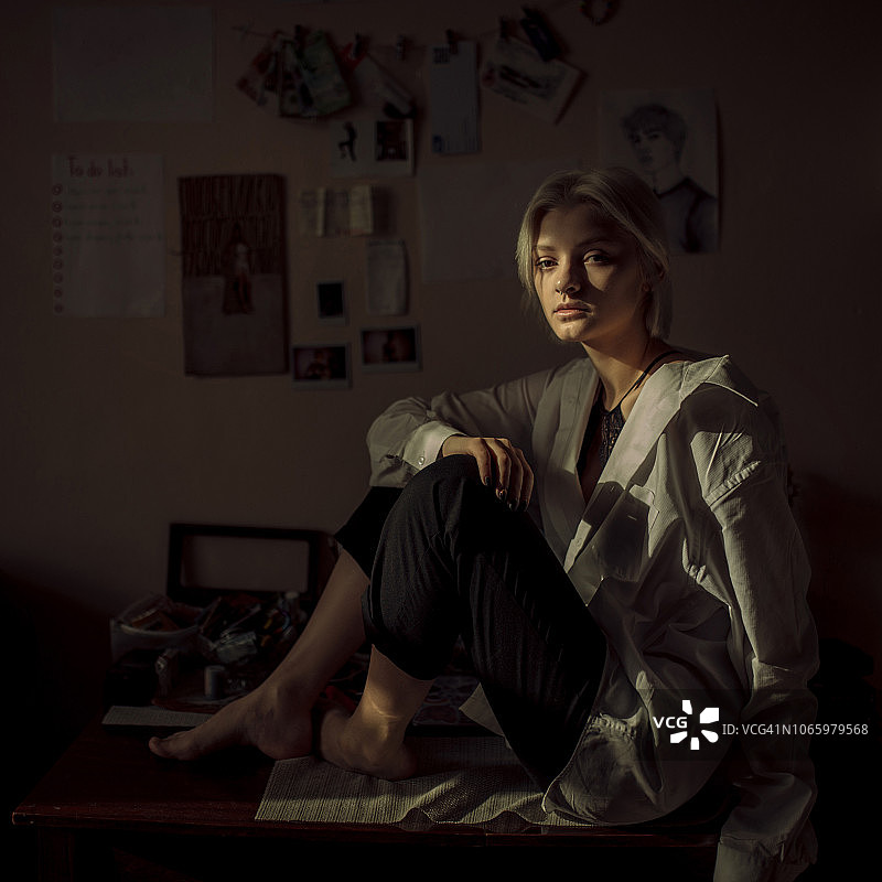 年轻女子在家休息图片素材