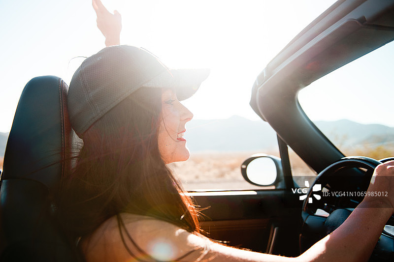 在公路旅行中驾车的女人图片素材