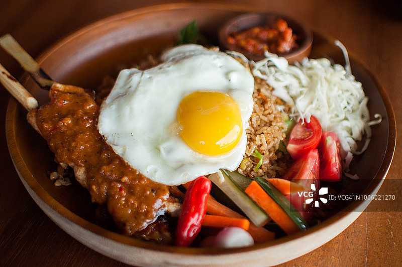 当地印尼美食：鸡肉、炒饭和鸡蛋图片素材