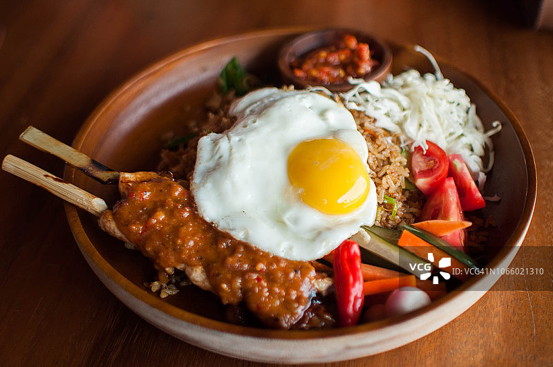 当地印尼美食：鸡肉、炒饭和鸡蛋图片素材