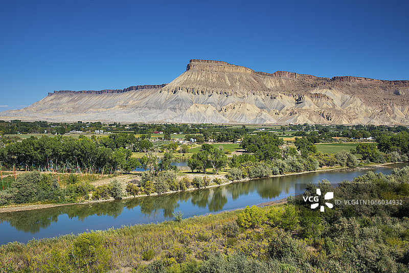 科罗拉多州帕利塞德小镇农场与加菲猫山图片素材