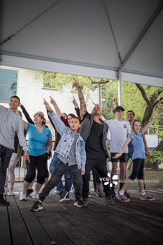 朋友家人轻松合影图片素材