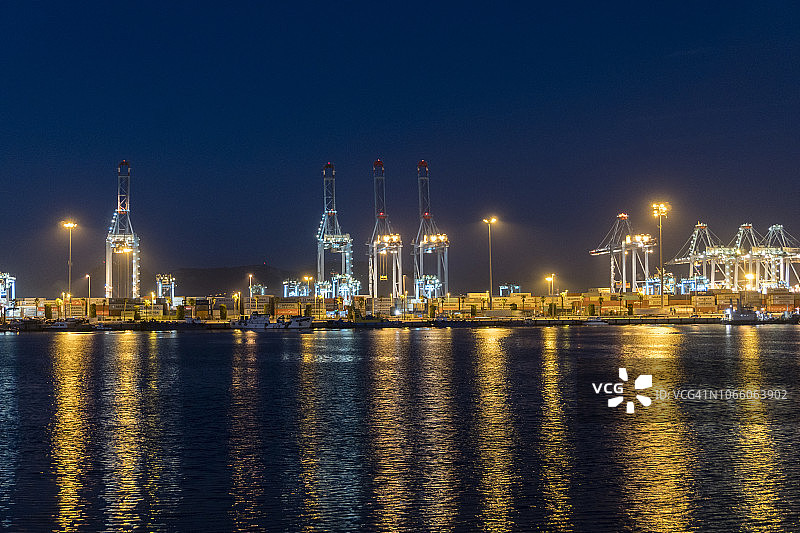 夜晚阿尔赫西拉斯港口的起重机图片素材