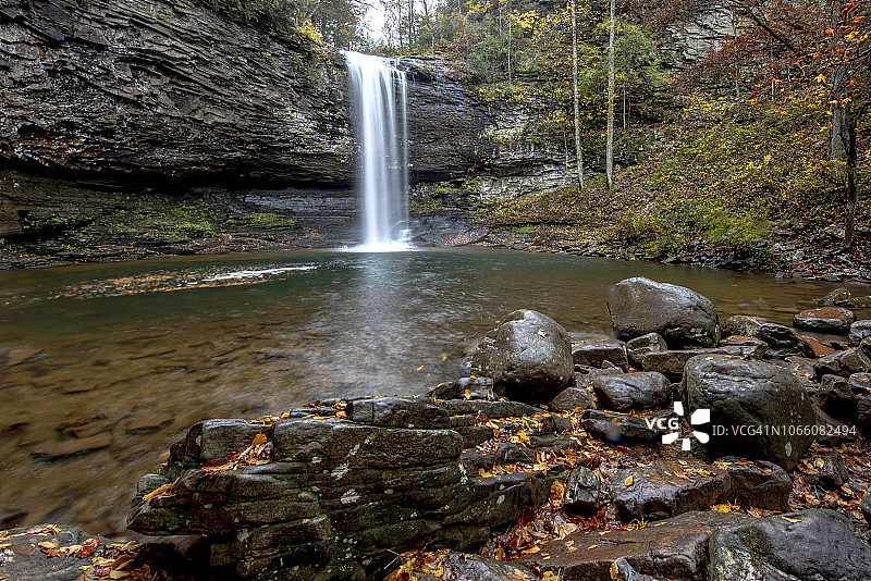 森林岩石中的瀑布图片素材