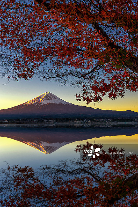 秋季日本富士山与河口湖红枫倒影美景图片素材