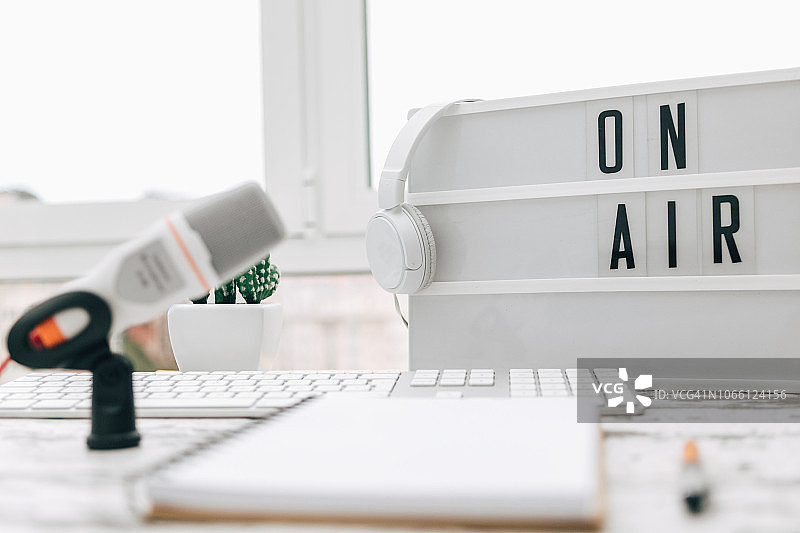 带有直播标志的旧录音室中的麦克风图片素材