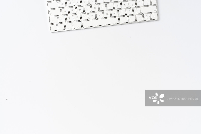 白色背景上的电脑键盘图片素材