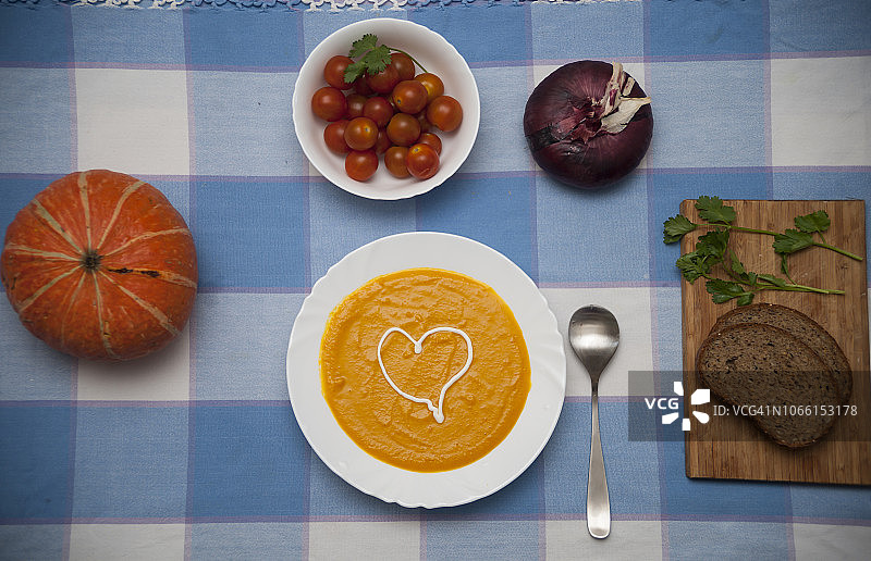 奶油拉花心形南瓜汤图片素材