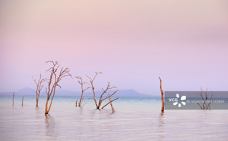 卡里巴湖日出时分的美丽色彩和光线图片素材